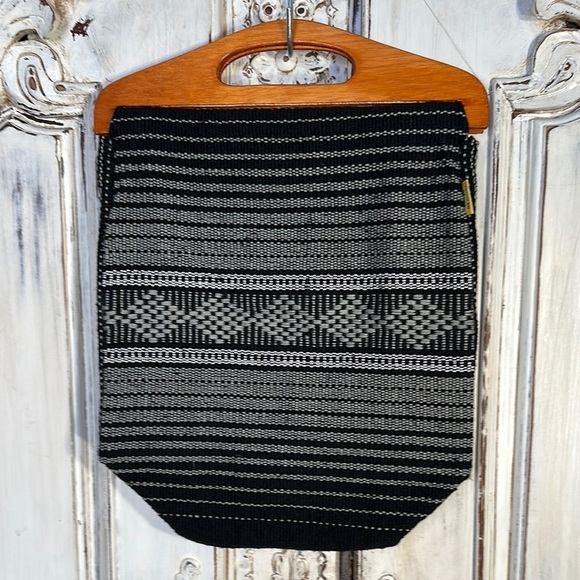 Pinzon Artesainas Black and Gray Patterned Sarape Tote Purse with Wood Handel - Picture 1 of 6